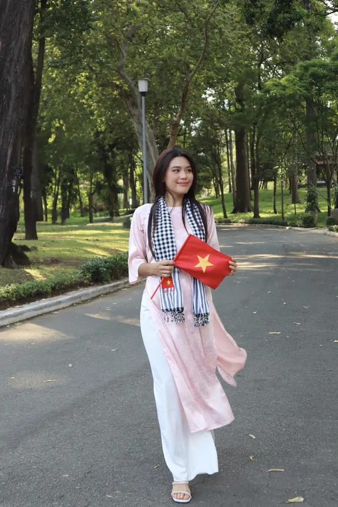 Trần Hồng Nhung: Vẻ đẹp hòa quyện giữa sự kiên cường và quyến rũ