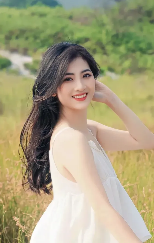 Nhan Sắc “Kẻ Bị Ghét” Của Cô Công Nhân Làng Trong Phố: Xinh Đẹp Nhưng Lại Gây Mối Thù Đẫm Máu