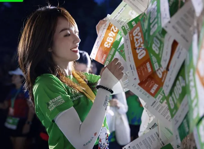 Hotgirl Hà Kim khiến dân mạng ‘tan chảy’ với nhan sắc trong veo ở marathon đêm Hà Nội