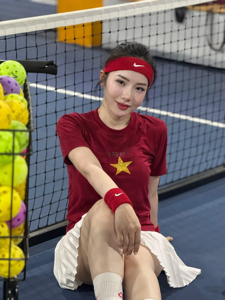 Loan Barbie diện trang phục ấn tượng trên sân pickleball