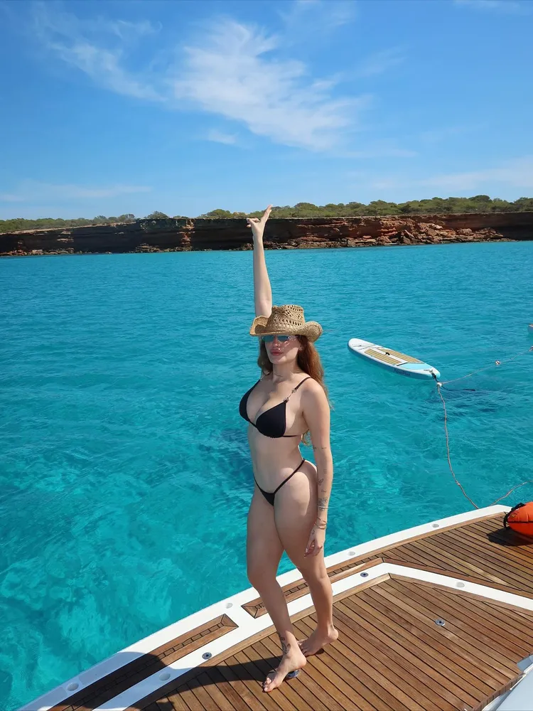 Vợ cầu thủ Newcastle gây chú ý với chuyến nghỉ dưỡng giữa lúc chồng buồn vì không được gọi lên tuyển