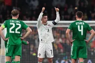 Cristiano Ronaldo bị CĐV Ireland chế nhạo sau cơn giận dữ thẻ đỏ 'bùng nổ' trong trận thua tại Dublin