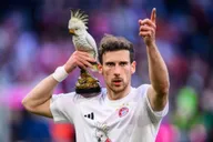 Vì sao Bayern ăn mừng chức vô địch bằng bức tượng con Vẹt?