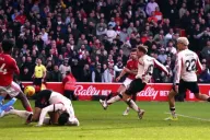 Liverpool che giấu hiệp một thảm hoạ bằng bàn bù giờ của Mac Allister