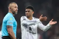 Khi VAR trở thành hiện thân của nỗi ám ảnh hoàn hảo trong bóng đá