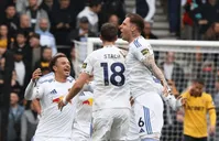 Calvert-Lewin giúp Leeds ngược dòng, Wolves chưa có điểm nào mùa này