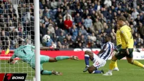 Parkinson dọa gửi hồ sơ bằng chứng sau khi Wrexham hòa kịch tính West Brom vì penalty gây tranh cãi