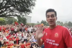 Khung cảnh hiếm có: Tiến Linh và đồng đội CA TP.HCM tập giữa biển người A80