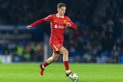 Morton hoàn tất bản hợp đồng chuyển từ Liverpool sang Lyon khi Robertson dẫn đầu lời tri ân