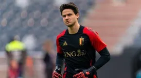 Phil Jones: Senne Lammens chưa đủ trình, MU đã mắc sai lầm với De Gea