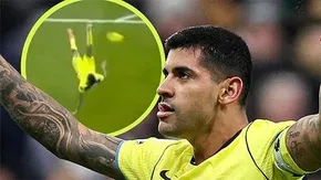 Cristian Romero lập siêu phẩm kỳ lạ: Cú móc vô-lê vừa xấu vừa… đẳng cấp