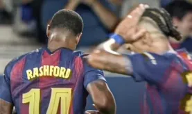 Rashford bỏ lỡ khó tin khiến Raphinha ngỡ ngàng