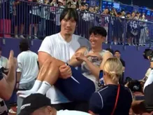 Son Heung-min gây sốt khi được 'người khổng lồ' bế như em bé