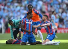 Crystal Palace từ chối hai đề nghị của Liverpool cho Guehi bất chấp bế tắc hợp đồng