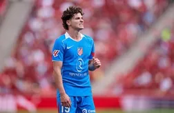 Hỏng pen, Atletico mất điểm trong thế thiếu người