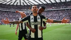 Đội trưởng Newcastle chế nhạo Bruno Fernandes