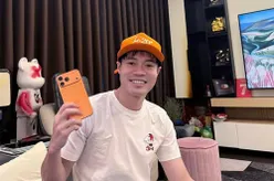 Tình bạn đáng ngưỡng mộ: Hòa Minzy tặng iPhone 17 cho Văn Toàn