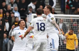 Calvert-Lewin giúp Leeds ngược dòng, Wolves chưa có điểm nào mùa này