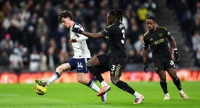 Fulham 2 - 1 Tottenham: Điểm sáng Richarlison không cứu nổi hàng thủ "Gà trống"