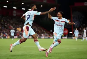 Sunderland Và Leeds United Sắp Tranh Giành Cầu Thủ Bị Loại Của Brentford: Đội Mèo Đen Nên Làm Gì