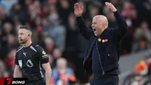 Cổ động viên quay lưng khi Liverpool không còn nhiều thời gian cứu vãn mùa giải