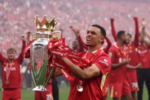 Trent Alexander-Arnold nhận tràng pháo tay tại Anfield trong lần ra sân cuối cho Liverpool