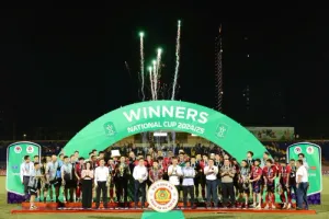 "Pháo đài" Vinh sụp đổ, nhà vua quá "Out trình"