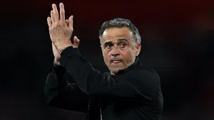 Luis Enrique "đá đểu" giải Ngoại Hạng Anh