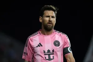 Lionel Messi nhận Chiếc Giày Vàng rồi lập cú đúp trong chiến thắng của Miami trước Nashville