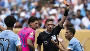 Thẻ đỏ với Lewis là 'không cần thiết' - Guardiola