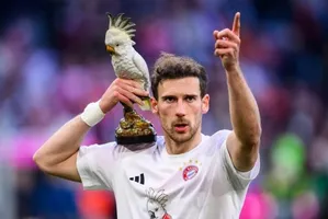 Vì sao Bayern ăn mừng chức vô địch bằng bức tượng con Vẹt?