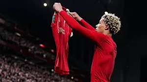 Ekitike nếm trái đắng khi bắt chước Messi