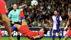 Hai cú xe đạp chổng ngược và bốn quả phạt đền giúp PSG đánh bại Toulouse