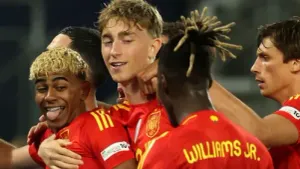 Yamal lại bắt chước kiểu mừng bàn thắng của Ronaldo