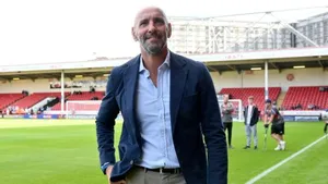 Aston Villa nhắm mục tiêu chuyển nhượng giá 40 triệu bảng của Barcelona và PSG để thay thế Emiliano Martínez