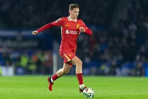 Morton hoàn tất bản hợp đồng chuyển từ Liverpool sang Lyon khi Robertson dẫn đầu lời tri ân