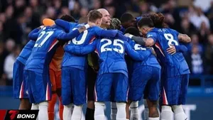 Giải mã nghi thức hội ý của Chelsea và sự cố hy hữu với trọng tài Paul Tierney