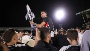 Grimsby khiến CĐV phát cuồng trong đêm huyền thoại của CLB