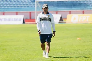 Bất ngờ: Cựu tiền vệ ĐT Việt Nam sát cánh cùng HLV Văn Sỹ Sơn ở SLNA