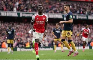 Arsenal hạ gục West Ham 2-0, tạm chiếm ngôi đầu Ngoại hạng Anh