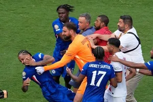 Luis Enrique ẩu đả với Joao Pedro trước sự hiện diện của Tổng thống Mỹ Donald Trump