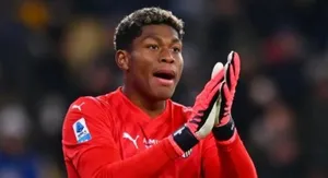 Milan nhắm Zion Suzuki thay thế Maignan