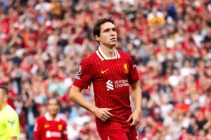 Chiesa được liên hệ chuyển đến Milan khi Slot nêu rõ lập trường chuyển nhượng tại Liverpool