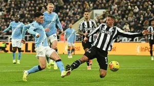 Mổ xẻ hai tình huống gây tranh cãi trong cuộc đối đầu giữa Newcastle và Man City