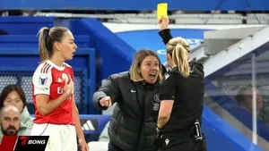 Bompastor nổi điên với trọng tài Klarlund sau thẻ đỏ và pha kéo tóc gây sốc ở trận thua Arsenal