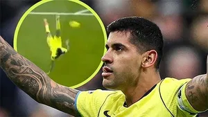 Cristian Romero lập siêu phẩm kỳ lạ: Cú móc vô-lê vừa xấu vừa… đẳng cấp