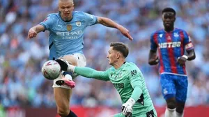 Man City trắng tay, thủ môn Henderson gặp nhiều chỉ trích