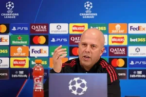 Arne Slot chỉ trích gay gắt tình trạng phòng ngự tồi tệ của Liverpool giữa khủng hoảng chấn thương: ‘Thật nực cười’