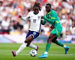 Eberechi Eze tỏa sáng rực rỡ giữa bầu không khí u ám của tuyển Anh