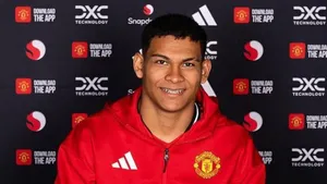 Thần tượng Marcelo - Leon chính thức gia nhập Man Utd